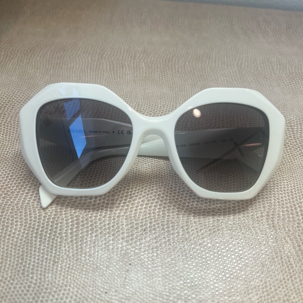 PRADA SPR 16W WHITE CAT EYE SUNGLASSES 100% AUTHENTIC LIKE NEW - Picture 2 of 12